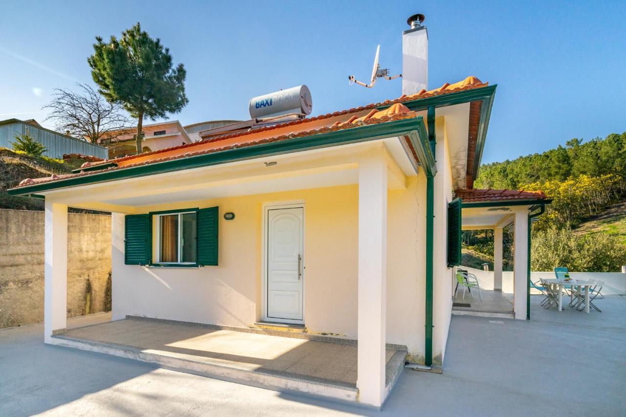 Casa da Oliveira: Aradas Retreat with Wi-Fi, AC, and Barbecue Unhais-o-Velho Exterior photo
