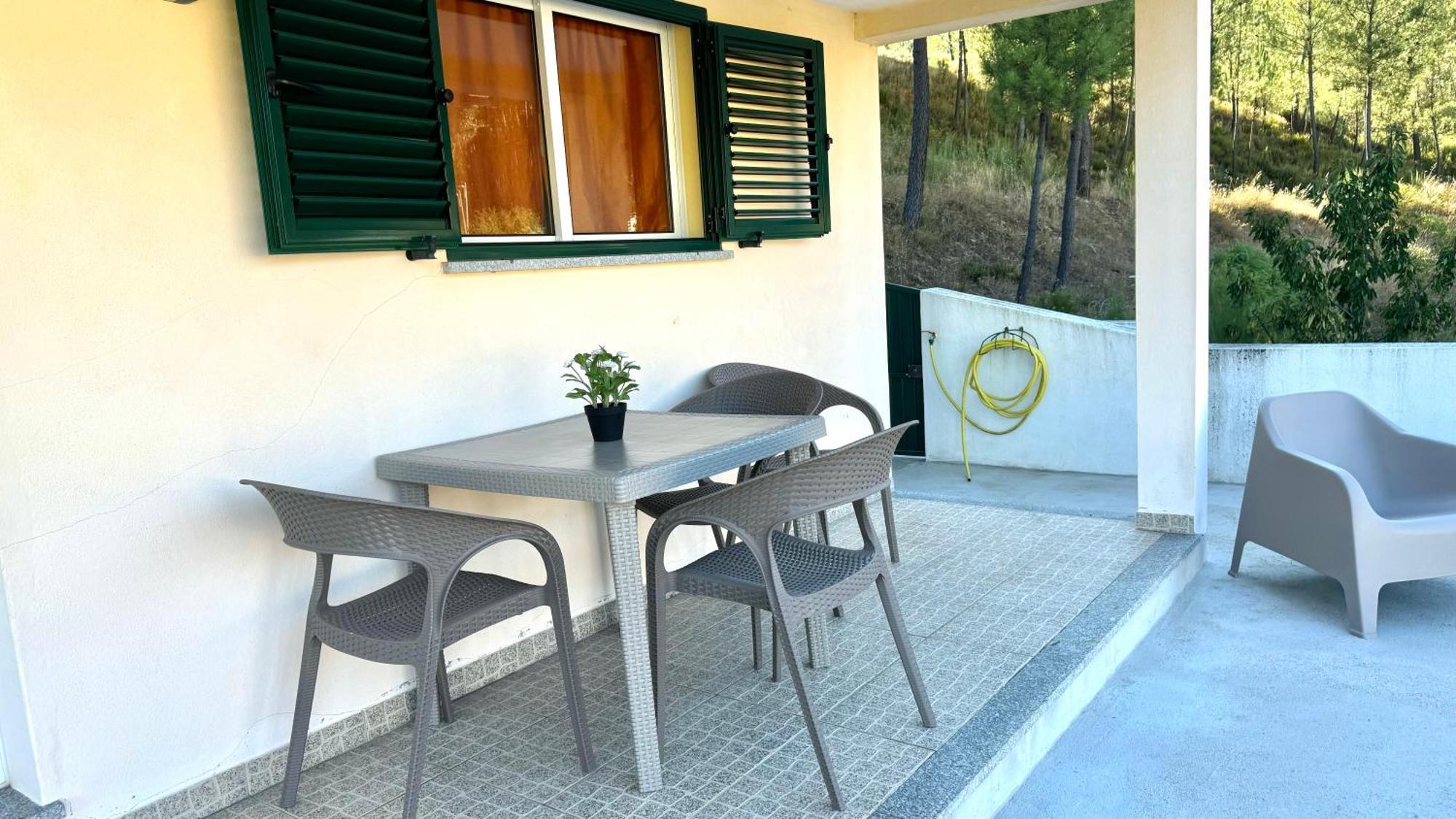 Casa da Oliveira: Aradas Retreat with Wi-Fi, AC, and Barbecue Unhais-o-Velho Exterior photo